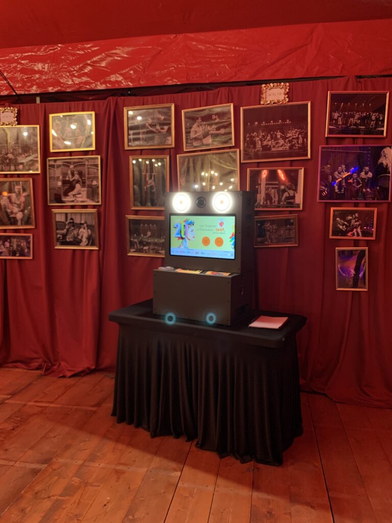 Photobooth en place et en tenue de soirée lors d'un événement professionnel
